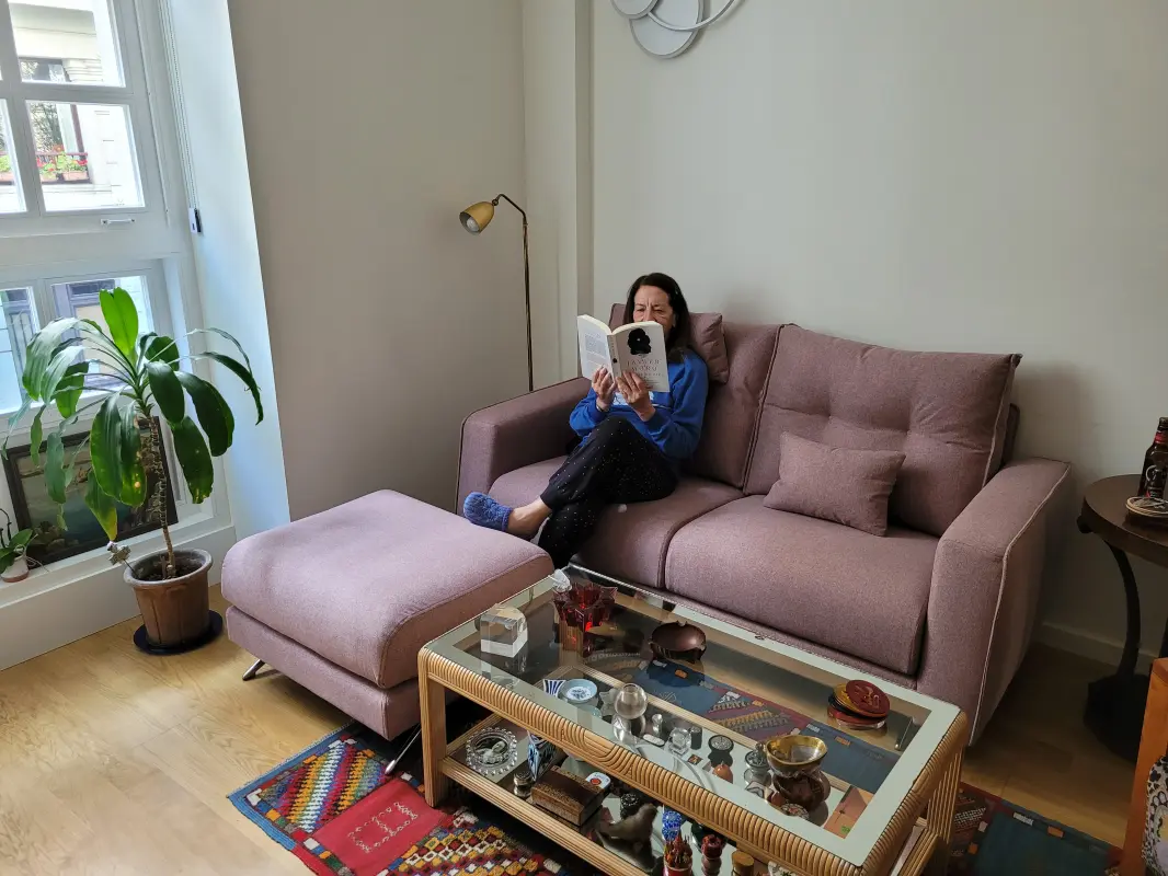 Disfrutando del Sofá y la lectura