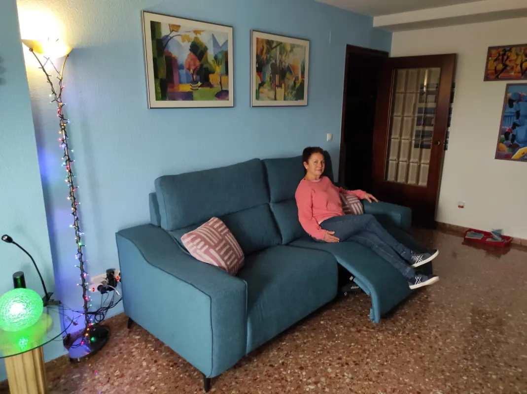 Ana y su confortable sofá