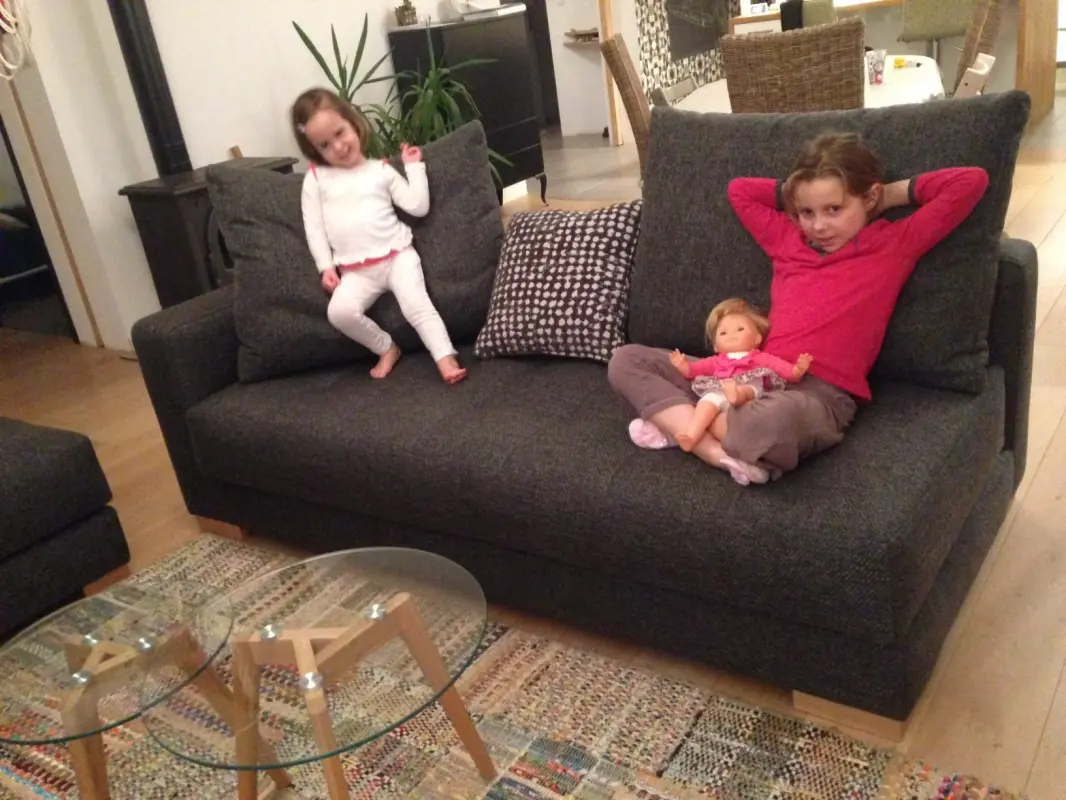 Las chicas se les eclateent sobre la sofá MANACOR