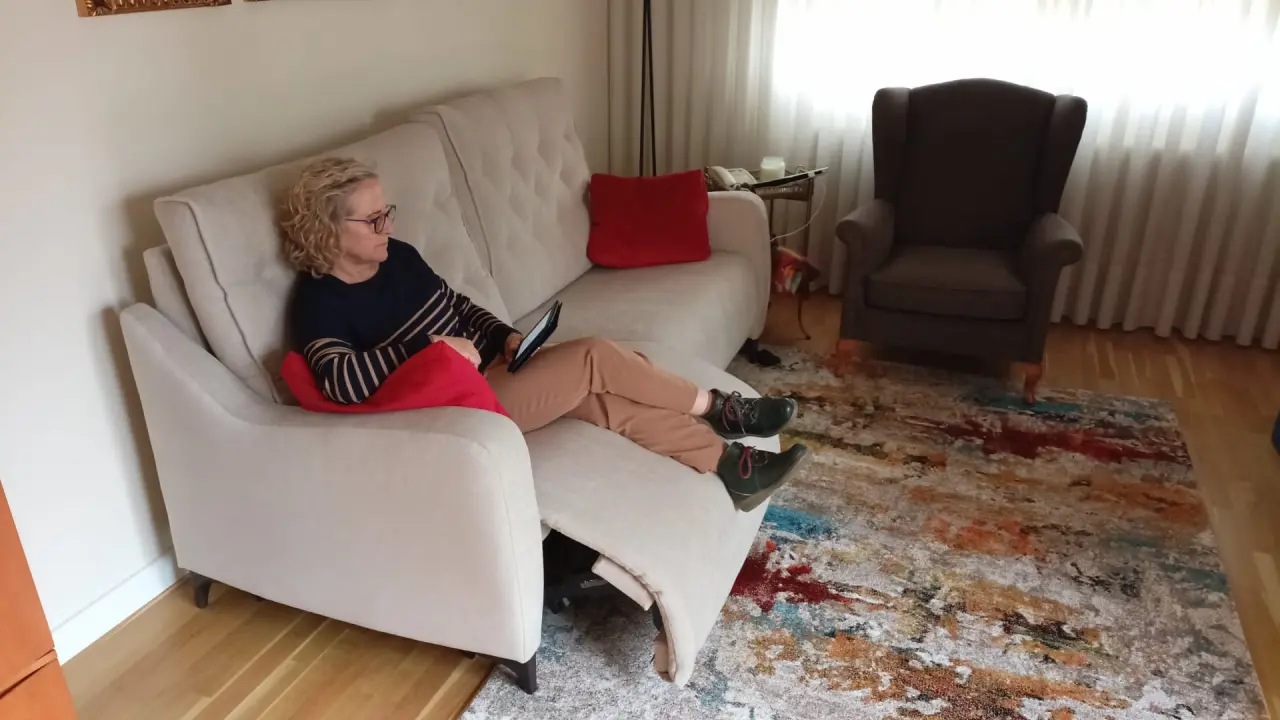 Leyendo en el sofá
