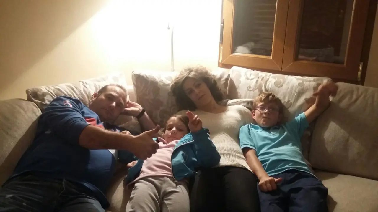 La familia de relax en el sofá fama