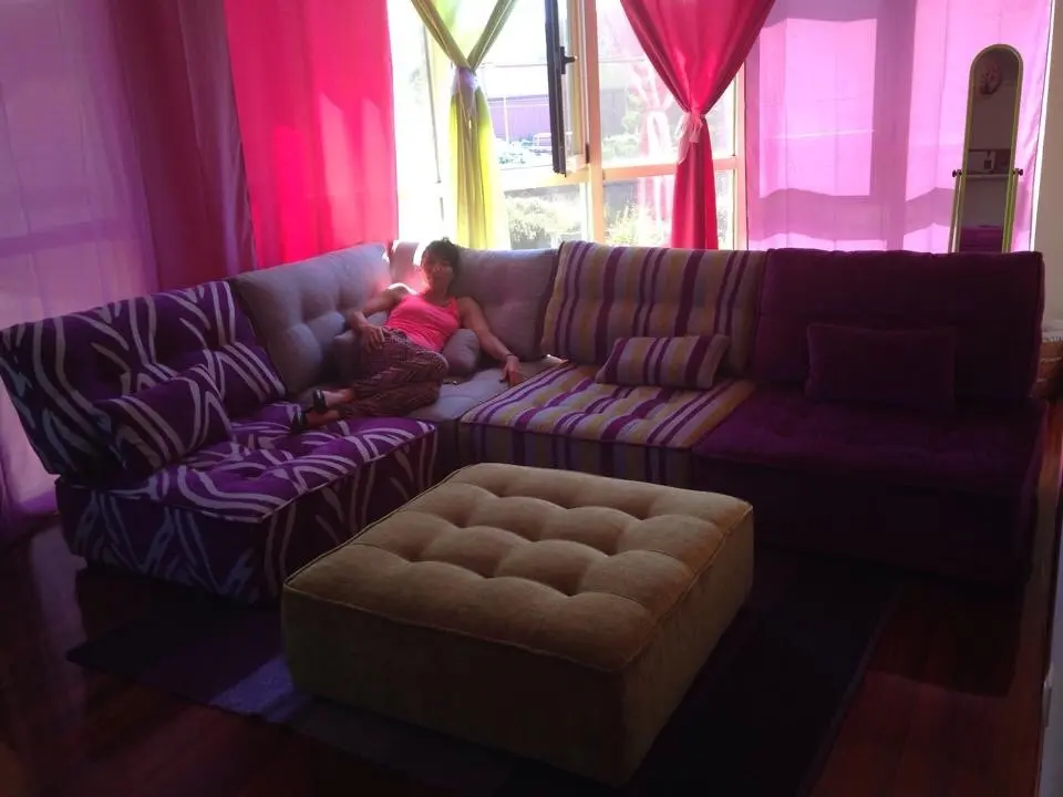 " Mi nuevo sofá y mi amiga de siempre "