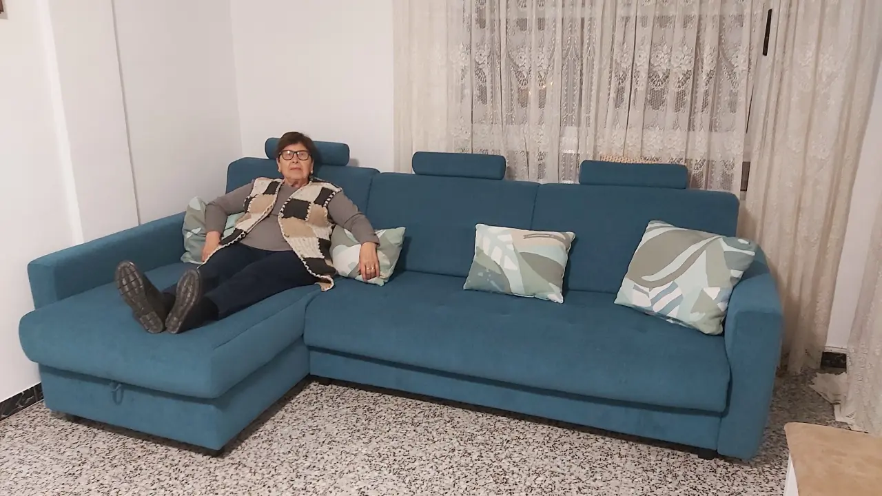 Antonia y su  confortable sofá