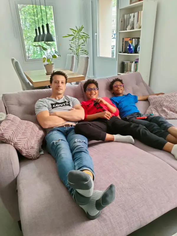 ¡Qué felicidad ver a mi hijo y nietos disfrutando del sofá!.