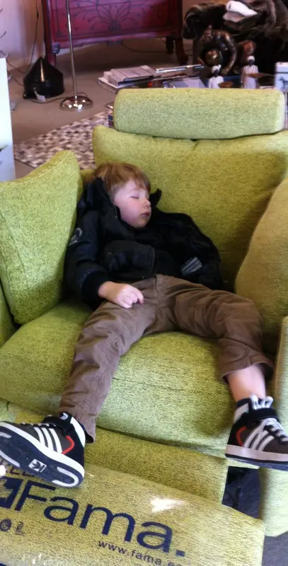 “dur dur les vacances pour Ethan – une petite sieste s’impose sur le fauteuil MOON Quel confort!!!!!”
