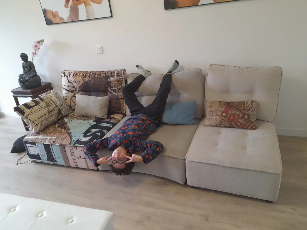 Andres y su sofa