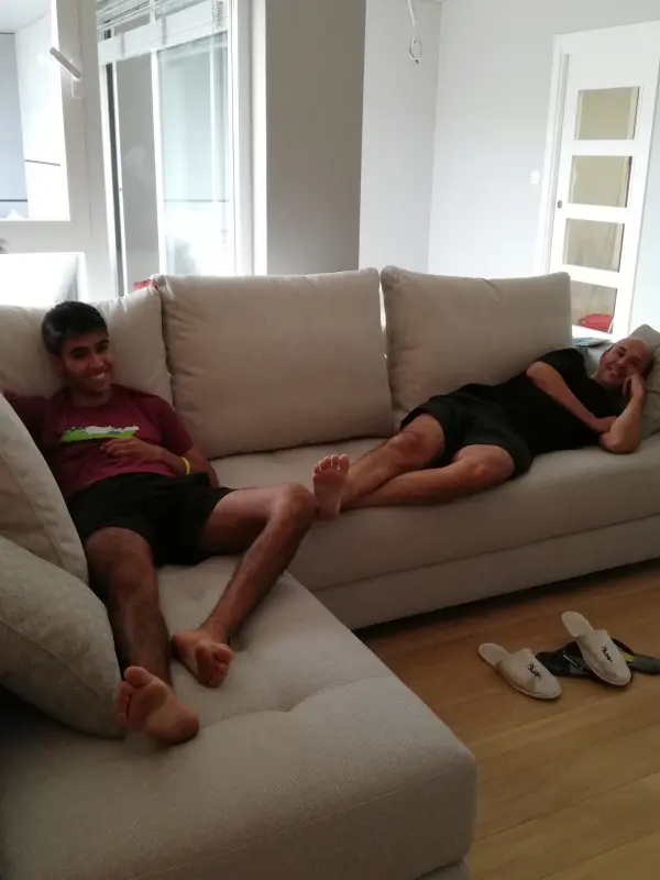 Padre e hijo disfrutando en el sofa