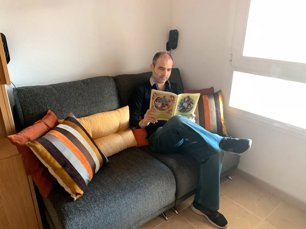 Disfrutando de la lectura en mi sofá