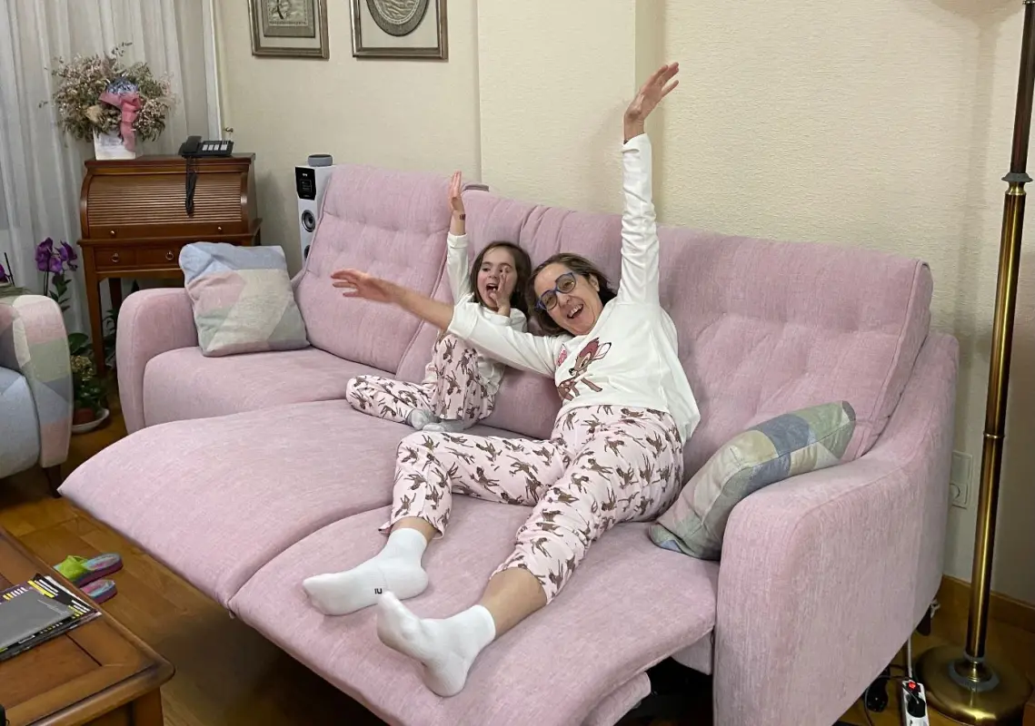 Fiesta de pijamas en el sofá