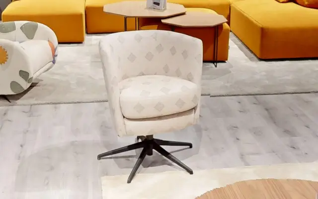 Fotoliu rotativ tapițat cu țesătura Horizon–Maya–Prisma bej, cu motive etnice pe un fundal crem natural.