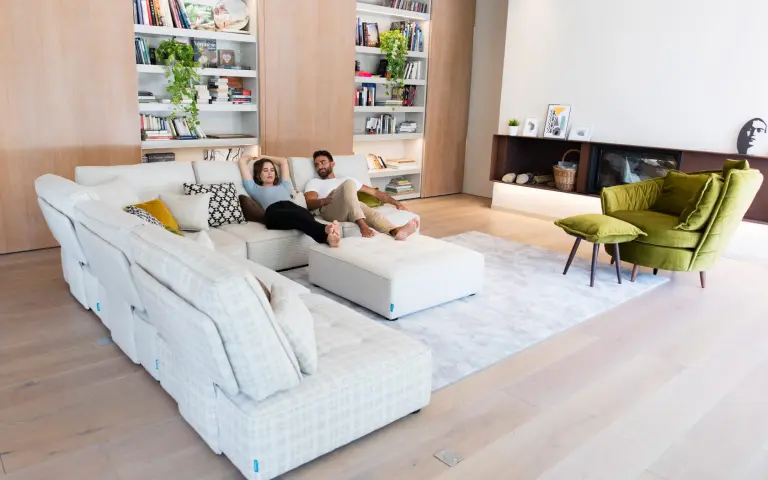 Arianne Love sofa Fama 2020 02