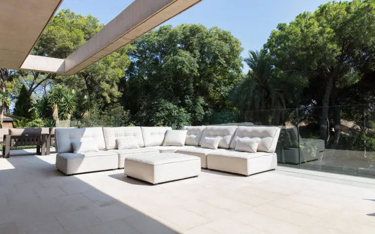 Arianne Love sofa Fama 2020 03