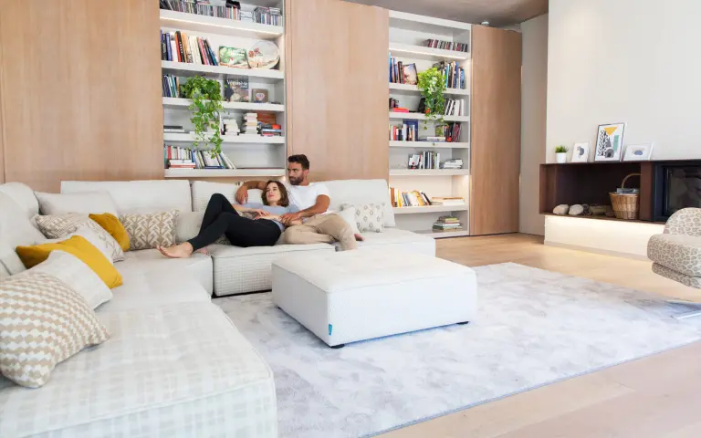 Arianne Love sofa Fama 2020 01