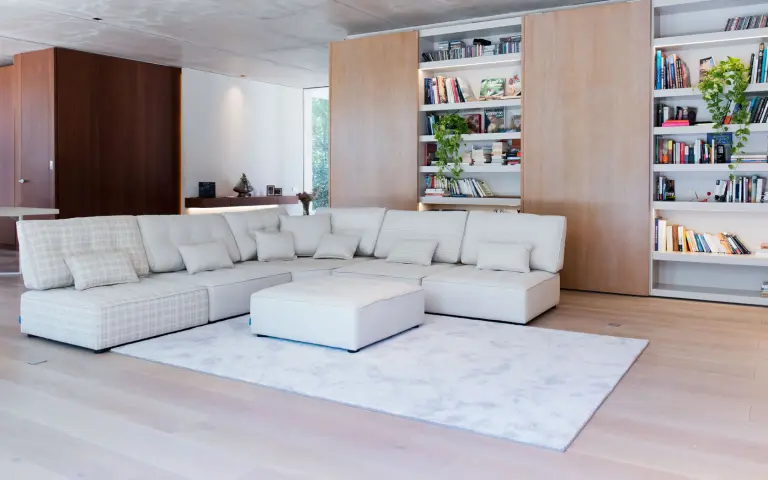 Arianne Love sofa Fama 2020 08