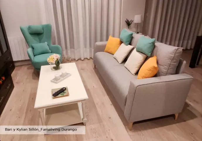 Sofá Bari cojines colores y sillón Kylian fama living Durango