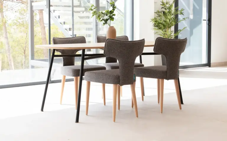 Minos mesa de comedor con tapa de madera y pie metálico