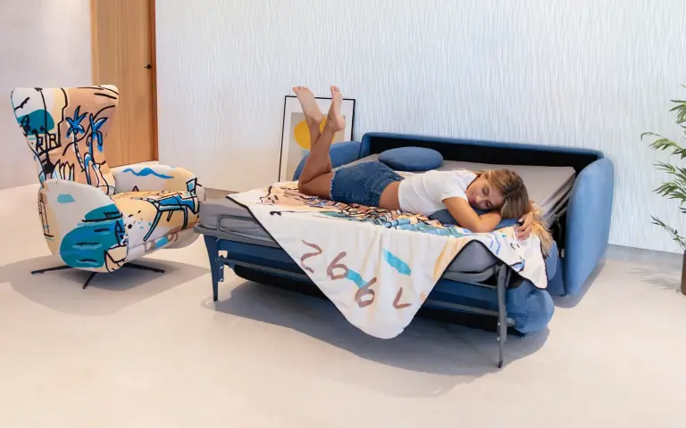 Divano letto arrotondato Bopy con apertura italiana