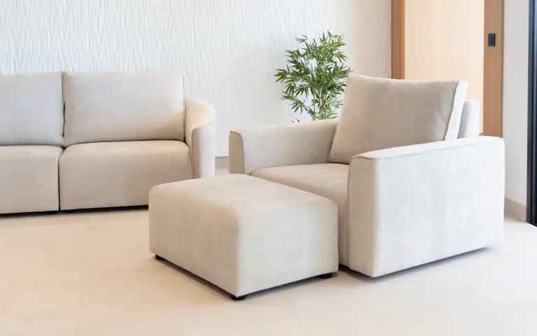 Nora sillón con puff crudo chaisse