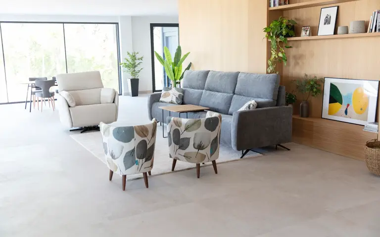 Albero est un tissu d'ameublement à impression numérique au toucher velouté, avec des traces de feuilles dans 4 couleurs différentes. 