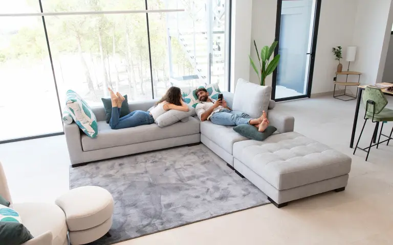 Albero est un tissu d'ameublement à impression numérique au toucher velouté, avec des traces de feuilles dans 4 couleurs différentes. 