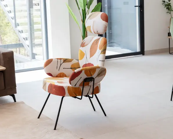 Albero est un tissu d'ameublement à impression numérique au toucher velouté, avec des traces de feuilles dans 4 couleurs différentes. 