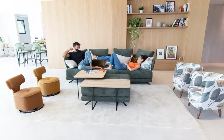 Albero est un tissu d'ameublement à impression numérique au toucher velouté, avec des traces de feuilles dans 4 couleurs différentes. 