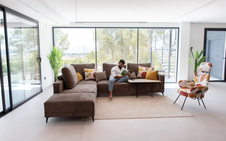 Albero est un tissu d'ameublement à impression numérique au toucher velouté, avec des traces de feuilles dans 4 couleurs différentes. 