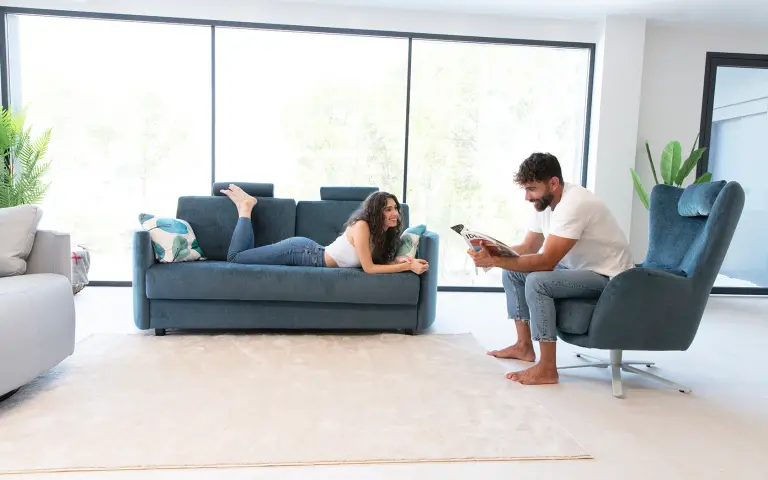 Albero est un tissu d'ameublement à impression numérique au toucher velouté, avec des traces de feuilles dans 4 couleurs différentes. 