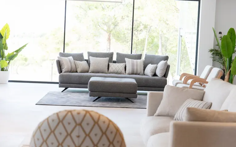 Greca y Maori son tapicerías jacquard caracterizadas por sus estampados geométricos y sus tonos suaves. 