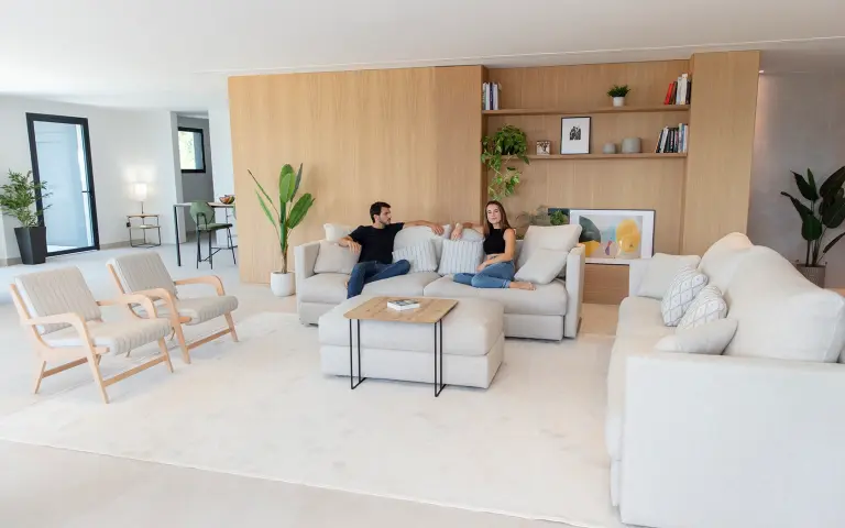 Sally & Molly is a Jacquard fabric with Aquaclean finish, with pinstripes and a small diamond in 5 colours that will allow us to give a touch of elegance and distinction.