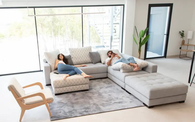 Sally & Molly is a Jacquard fabric with Aquaclean finish, with pinstripes and a small diamond in 5 colours that will allow us to give a touch of elegance and distinction.