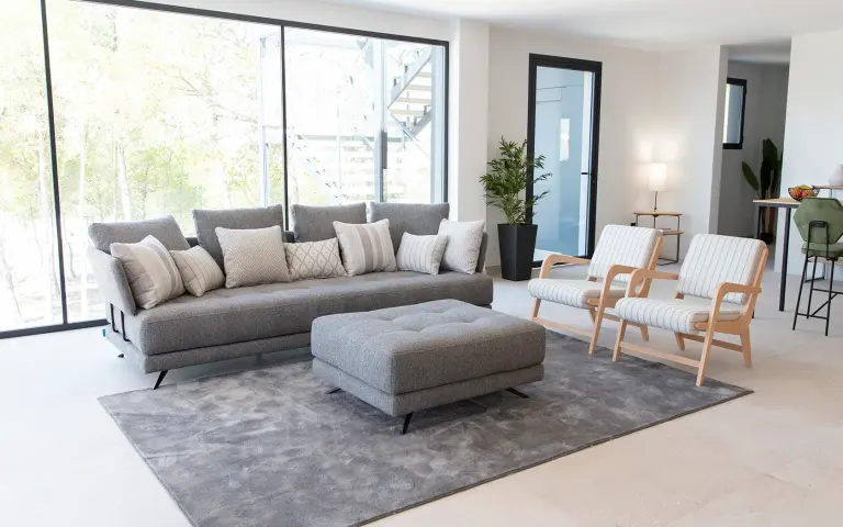 Sally & Molly es un tejido de Jacquard con acabado Aquaclean, de rayas diplomáticas y un pequeño rombo en 5 colores que nos va a permitir dar un toque de elegancia y distinción.