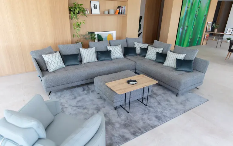 Syke è un tessuto in ciniglia 100% poliestere, con una sensazione molto piacevole al tatto e un ottimo aspetto. Il suo design in colori neutri lo rende la scelta ideale per qualsiasi tipo di decorazione.