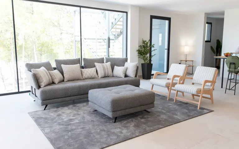 Syke è un tessuto in ciniglia 100% poliestere, con una sensazione molto piacevole al tatto e un ottimo aspetto. Il suo design in colori neutri lo rende la scelta ideale per qualsiasi tipo di decorazione.