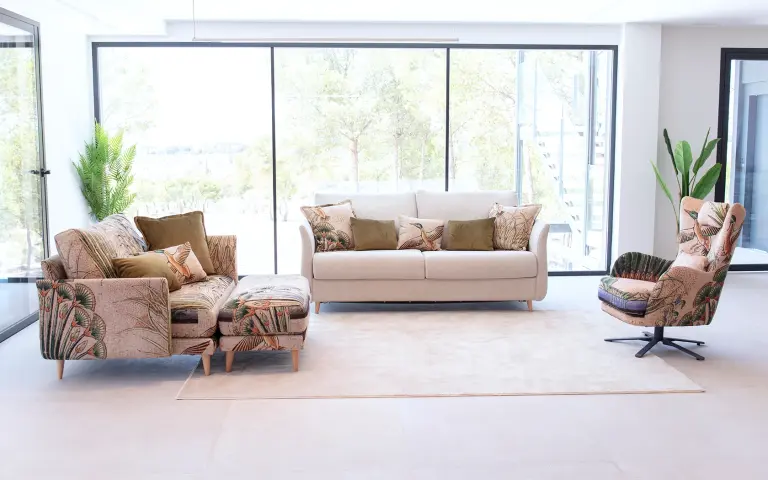 Syke è un tessuto in ciniglia 100% poliestere, con una sensazione molto piacevole al tatto e un ottimo aspetto. Il suo design in colori neutri lo rende la scelta ideale per qualsiasi tipo di decorazione.