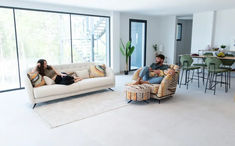 sofá blanco y sillón tapizado