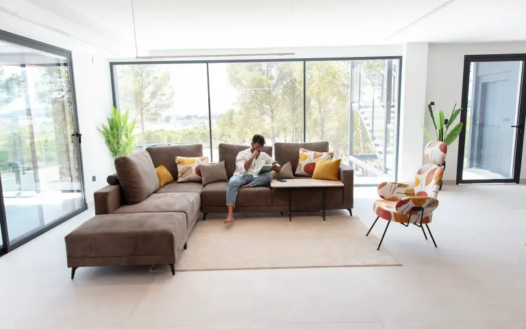 Fourmi este fotoliul nostru de design articulat și multifuncțional, cu spătar adaptabil și sistem de sprijin pentru cap.