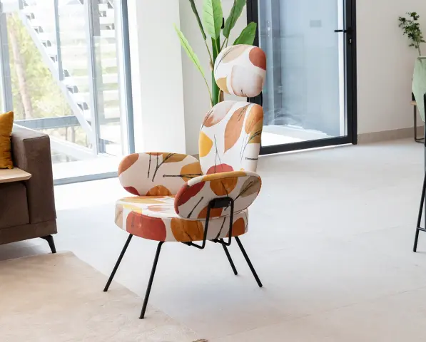 Fourmi es nuestro sillón de diseño articulable y multifuncional con sistema de respaldo y reposacabezas adaptable.