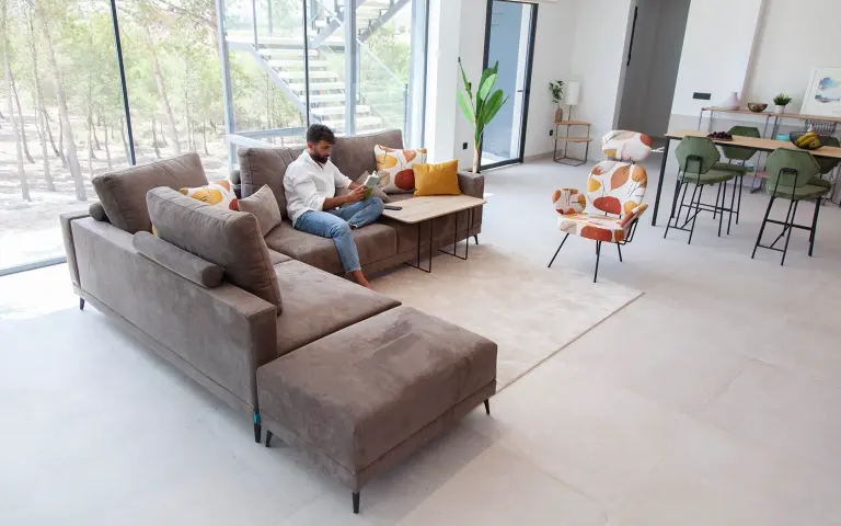 Fourmi es nuestro sillón de diseño articulable y multifuncional con sistema de respaldo y reposacabezas adaptable.