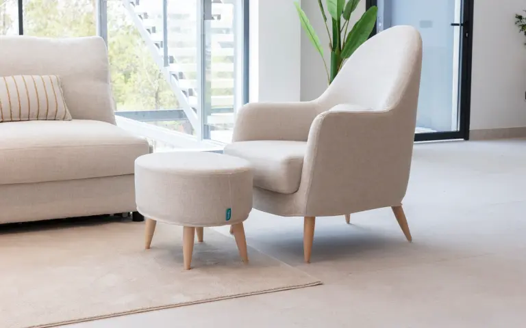 Sillón blanco con puff