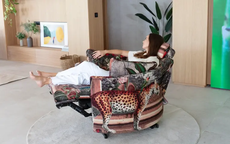 Sillón relax que nadie diría que esconde la utilidad de levantar al usuario con el sistema Powerlift. 