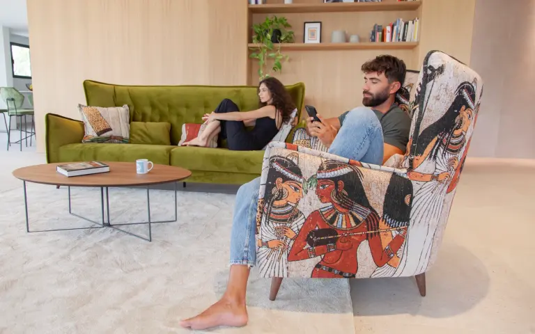 Fauteuil haut avec impression égyptienne Simone