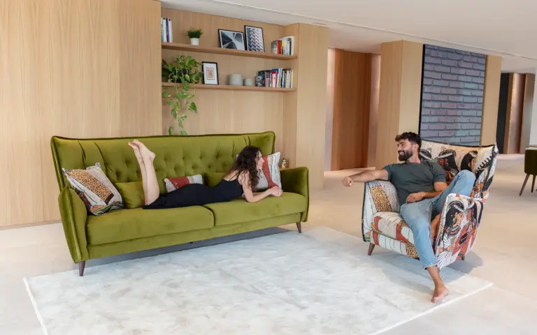 Fauteuil haut avec impression égyptienne Simone