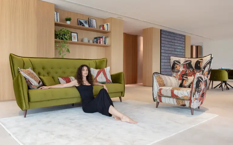 Fauteuil haut avec impression égyptienne Simone