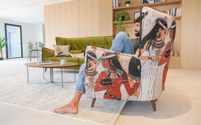 Fauteuil haut avec impression égyptienne Simone