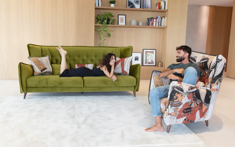 sofá terciopelo verde y sillón tapizado