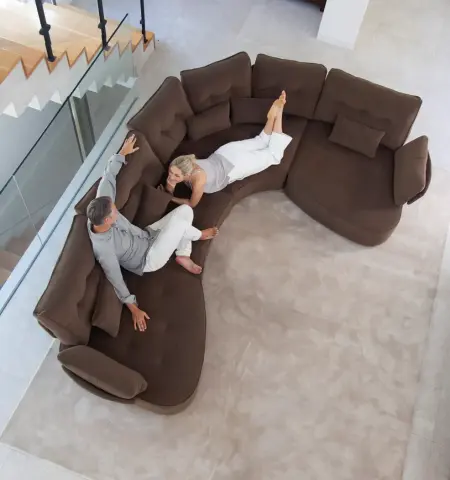 Canapé Arianne Love de Fama Sofás en couleur chocolat, au design modulaire courbé avec un capiton doux.