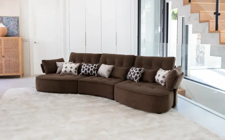 Canapé Arianne Love de Fama Sofás en couleur chocolat, au design modulaire courbé avec un capiton doux.