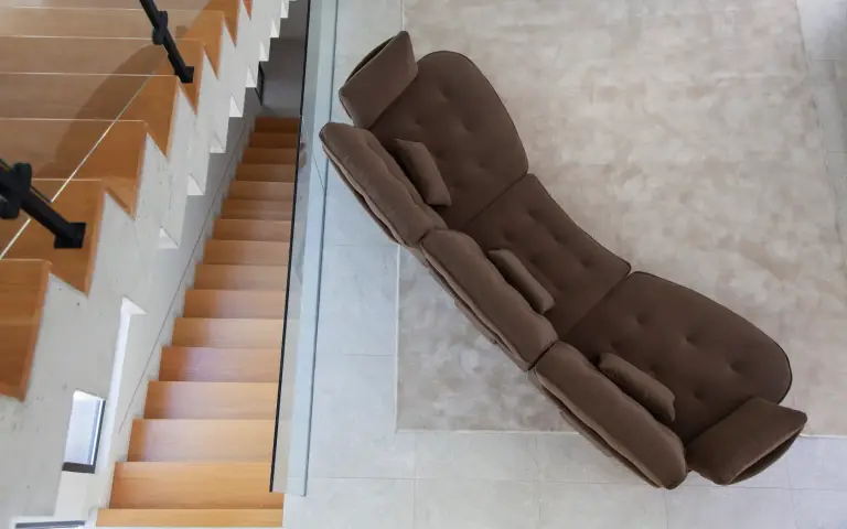 Canapé Arianne Love de Fama Sofás en couleur chocolat, au design modulaire courbé avec un capiton doux.