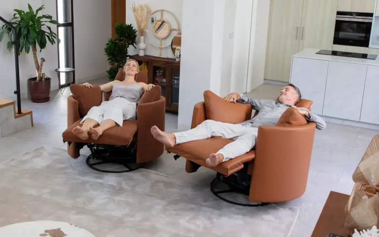 Fotoliu relax Moonrise Big de la Fama Sofás, din piele maro, un model de dimensiuni mari cu design envelopant, ideal pentru persoane înalte și robuste.